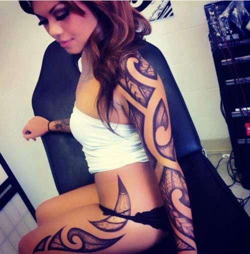 exemplo de tatuagens femininas no braço maori e tribal