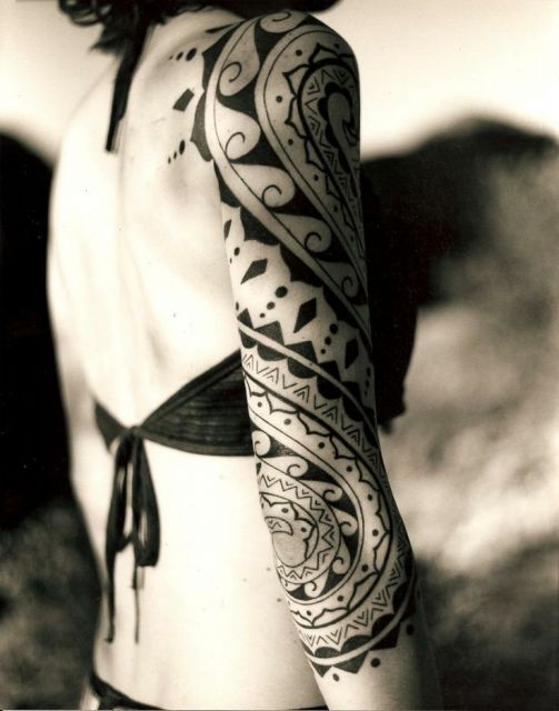 exemplo de tatuagens femininas no braço maori e tribal