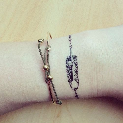 exemplo de tatuagens femininas no braço tipo bracelete