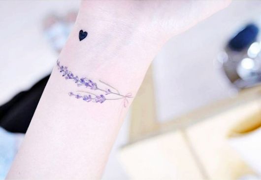 exemplo de tatuagens femininas no braço delicadas