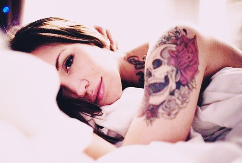 exemplo de tatuagens femininas no braço de caveira