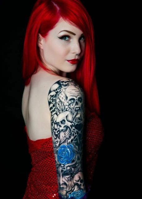 exemplo de tatuagens femininas no braço de caveira