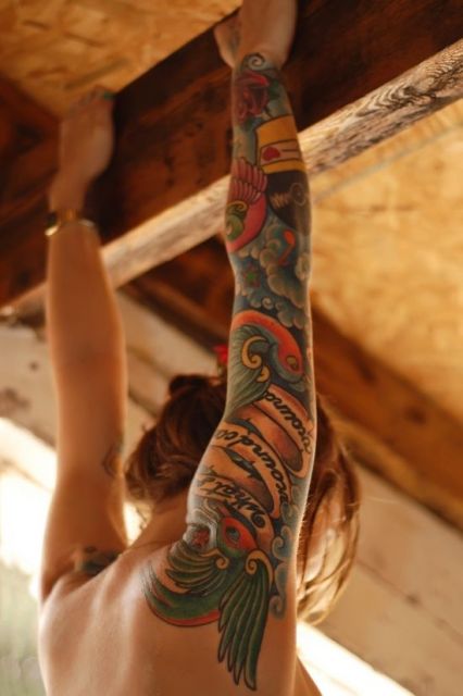 exemplo de tatuagens femininas no braço inteiro, fechado ou sleeve