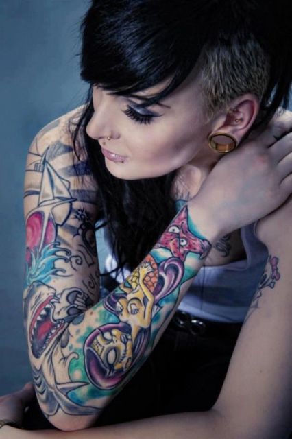 exemplo de tatuagens femininas no braço inteiro, fechado ou sleeve