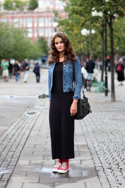 vestido preto com tenis rosa