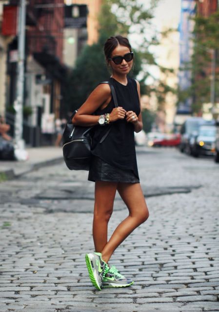 vestido preto com tênis 