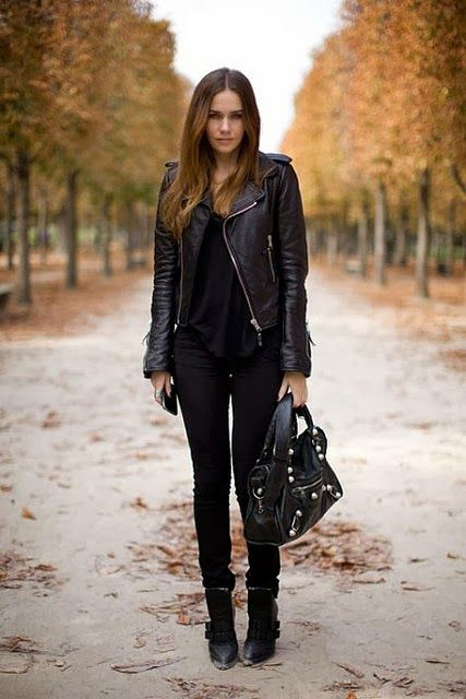 look preto com jaqueta de couro