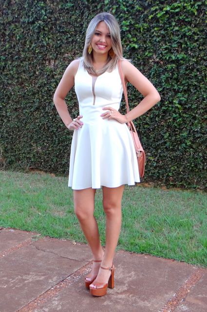 sandália meia pata com vestido branco