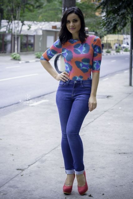 body feminino colorido com calça jeans