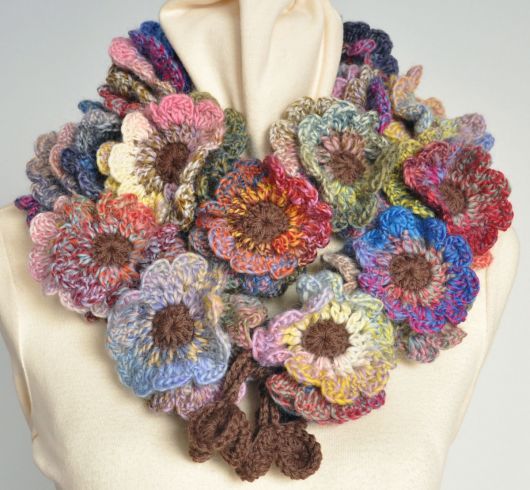 cachecol de crochê com flores
