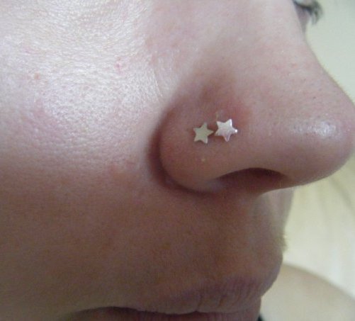 piercing no nariz estrelas