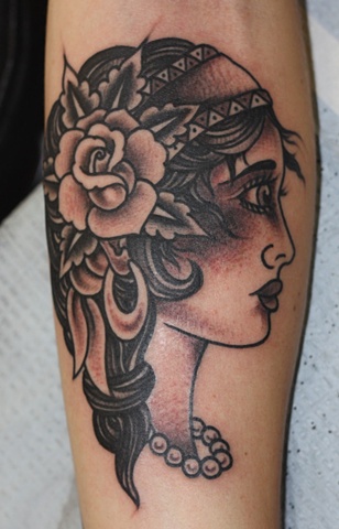 tattoo de cigana preto e branco