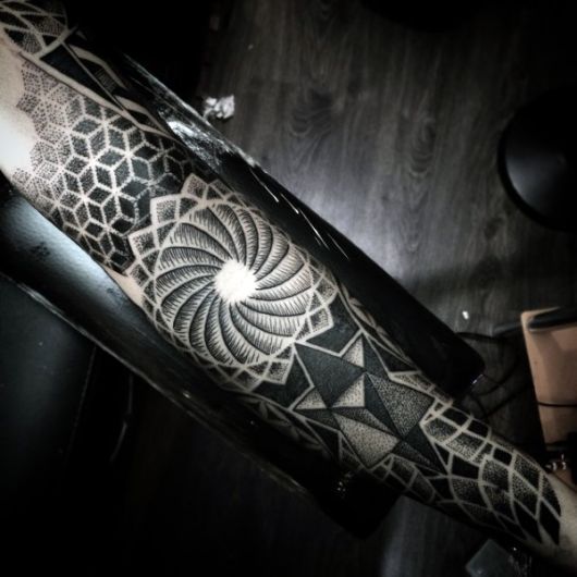 tattoo geometrica sleeve masculina