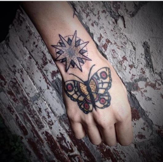 tattoo old school borboleta na mão