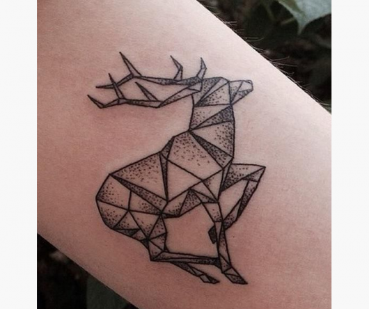 tatuagem geométrica cervo