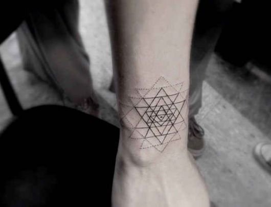 tatuagem geométrica feminina ideias