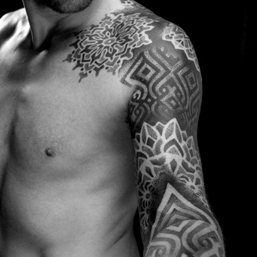 tatuagem geométrica homem sleeve ideias