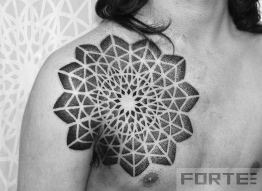 tatuagem geométrica mandala homem