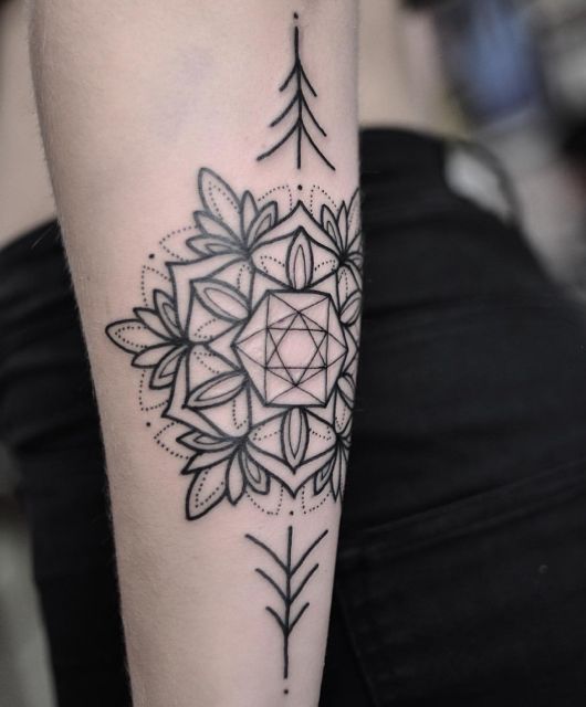 tatuagem geométrica mandala mulher