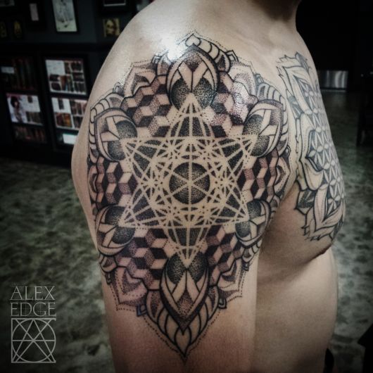 tatuagem geométrica mandala para homem