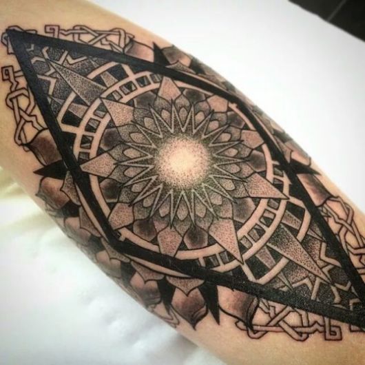 tatuagem geométrica mandala