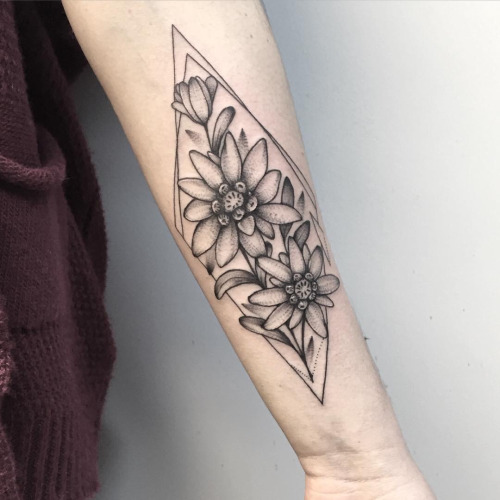 tatuagem geométrica outras flor