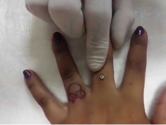 aplicação do piercing no dedo