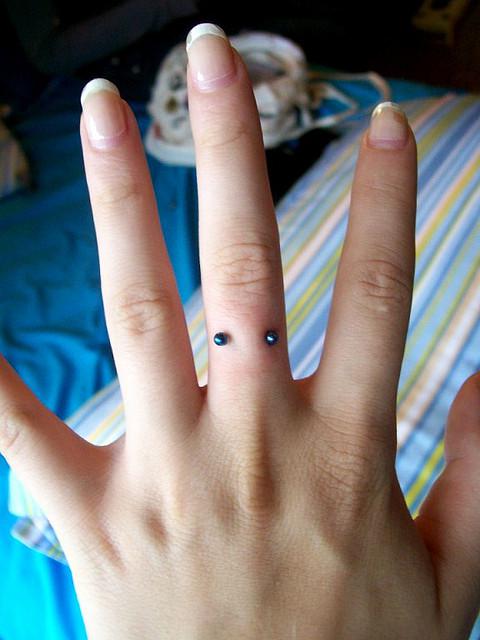 piercing no dedo azul 