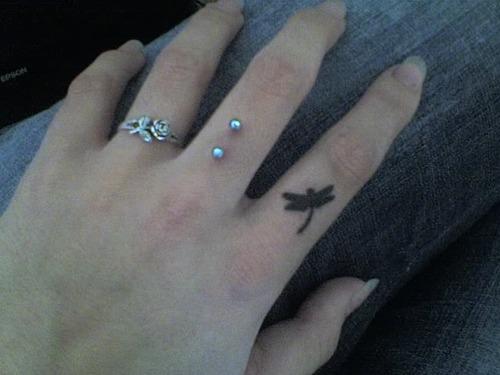 piercing no dedo com tatoo