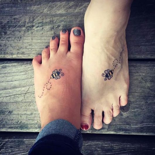 tatuagem mãe e filha abelha