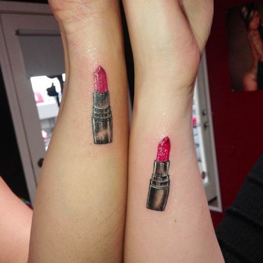 tatuagem mãe e filha batom
