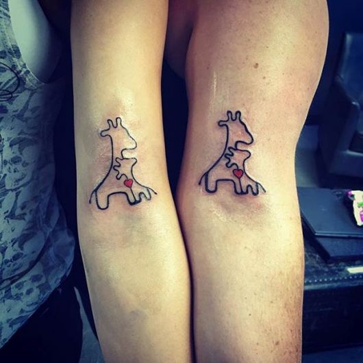 tatuagem mãe e filha girafa