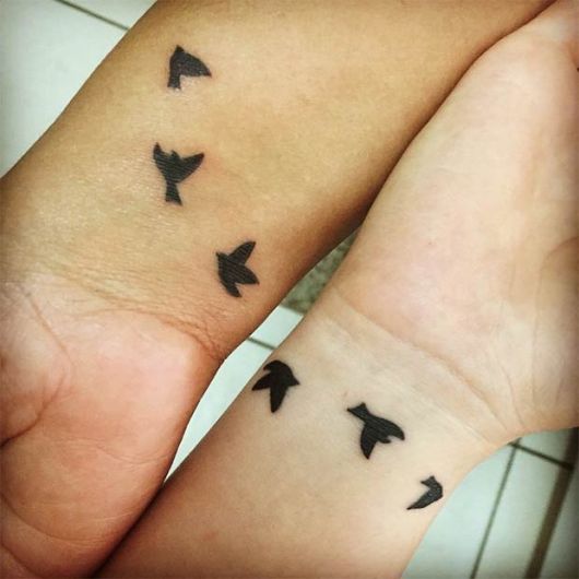 tatuagem mãe e filha passaros voando