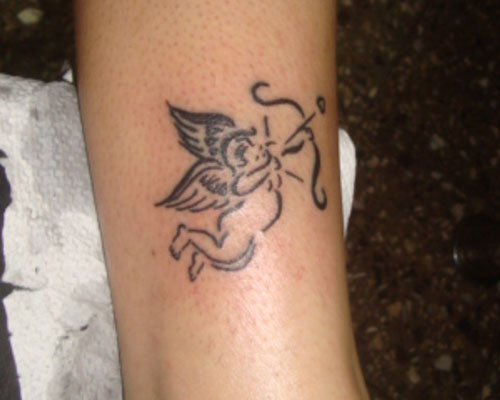 cupido-tattoo-com-flecha