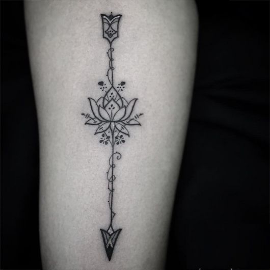 tatuagem-de-flecha-com-flor-de-lotus