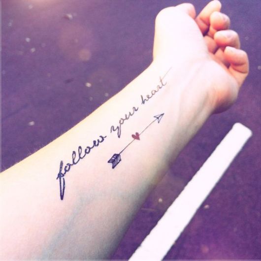 tatuagem-de-flecha-escrita-ideias