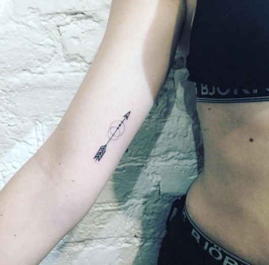 tatuagem-de-flecha-feminina-ideias