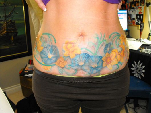 tatuagem para cobrir estrias  com flores