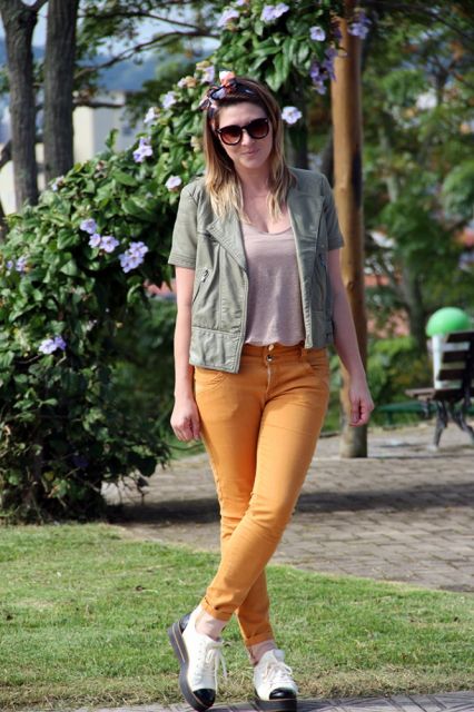 calça mostarda feminina com blusa jeans