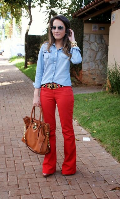 calca-vermelha-camisa-jeans
