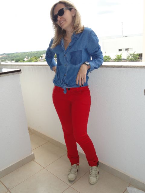 calca-vermelha-e-camisa-jeans