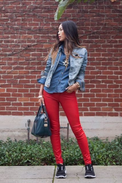 calca-vermelha-look-camisa-jeans