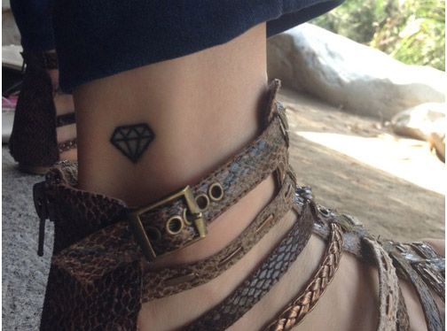 tatuagem feminina tornozelo