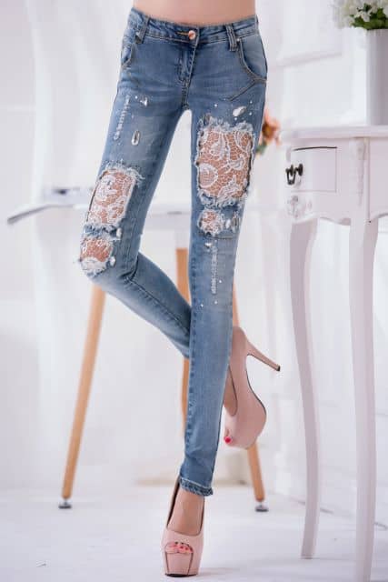 calça jeans com renda rasgada customizada