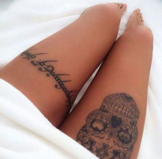 tatuagem de caveira mexicana na coxa/perna