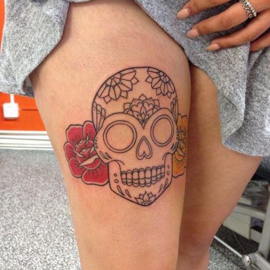 tatuagem de caveira mexicana na coxa/perna