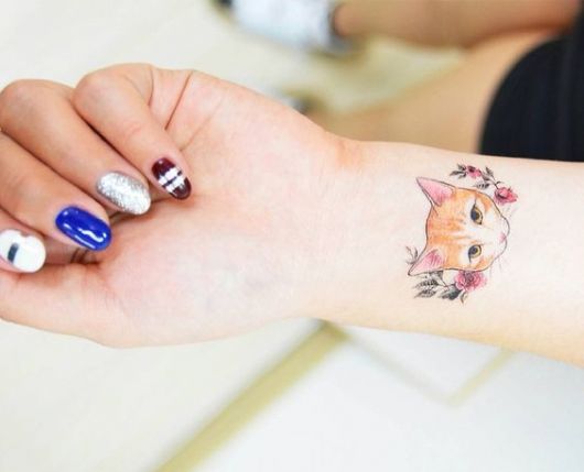 tatuagem de gato delicada no pulso