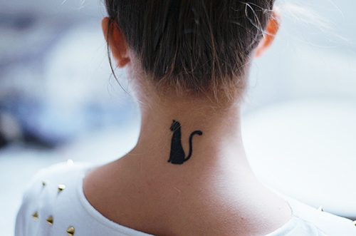 tatuagem de gato feminina na nuca