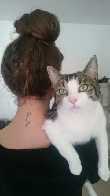 tatuagem de gato feminina na nuca
