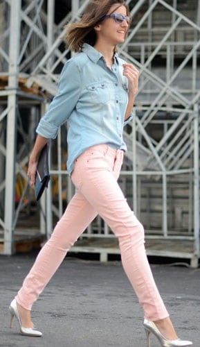 Camisa jeans com calça de tonalidade clara de rosa e scarpin